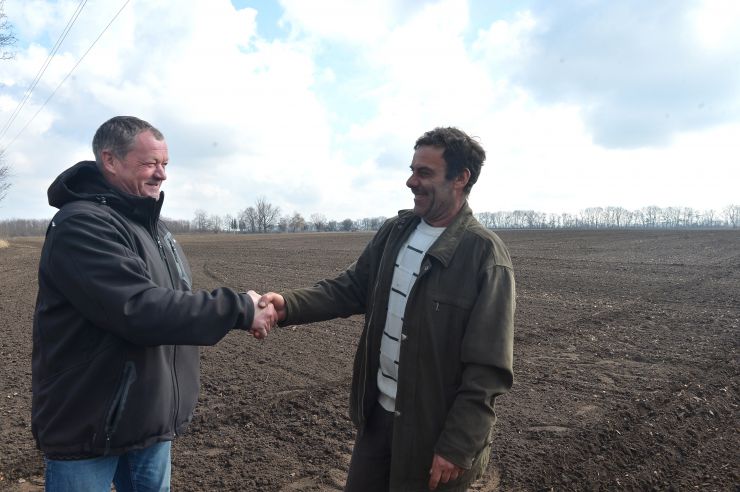 Посівна у НДГ Великоснітинське
Відокремлений підрозділ Національного університету біоресурсів і природокористування «Великоснітинське навчально-дослідне господарство ім. О.В.Музиченка» повним ходом сіє ячмінь, далі на черзі овес, соняшник, кукурудза, сорго та інші ярі культури.  Вже відбулося перше підживлення озимини на всіх засіяних площах. Зараз посіви боронуються роторною бороною, щоб забезпечити активне дихання і розвиток рослин. Головний агроном Сергій Запольський та водій Юрій Діхтяр
