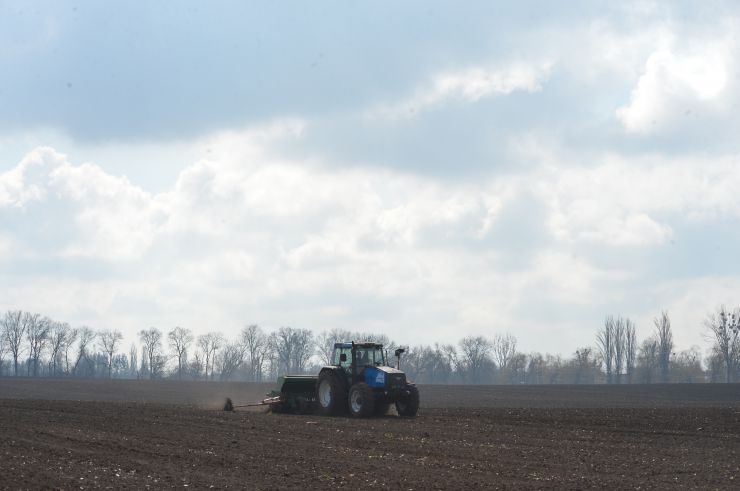 Посівна у НДГ Великоснітинське
Відокремлений підрозділ Національного університету біоресурсів і природокористування «Великоснітинське навчально-дослідне господарство ім. О.В.Музиченка» повним ходом сіє ячмінь, далі на черзі овес, соняшник, кукурудза, сорго та інші ярі культури.  Вже відбулося перше підживлення озимини на всіх засіяних площах. Зараз посіви боронуються роторною бороною, щоб забезпечити активне дихання і розвиток рослин.
