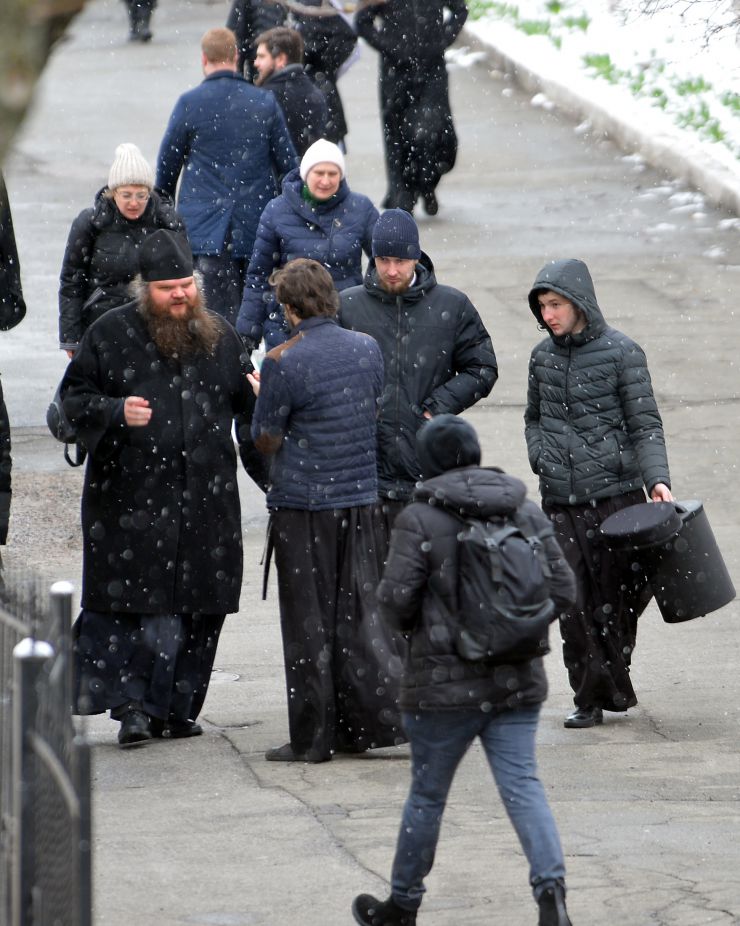 29 березня завершилося перебування УПЦ московського патріархату у найбільшій православній святині України  - Києво-Печерській лаврі. Через порушення монастирем, що діяв тут, умов договору оренди будівель та музейних цінностей Національного заповідника «Києво-Печерська лавра» угоду про безоплатне користування державним майном  розірвано. Після попередження про необхідність звільнити лавру, з обителі її насельники почали вивозити меблі, книги, ікони. З 21 березня на території святині працює комісія, яка проводить  ревізію державного майна і перевіряє збереження культурних цінностей. 