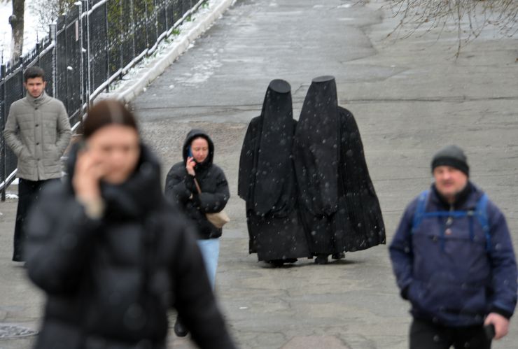 29 березня завершилося перебування УПЦ московського патріархату у найбільшій православній святині України  - Києво-Печерській лаврі. Через порушення монастирем, що діяв тут, умов договору оренди будівель та музейних цінностей Національного заповідника «Києво-Печерська лавра» угоду про безоплатне користування державним майном  розірвано. Після попередження про необхідність звільнити лавру, з обителі її насельники почали вивозити меблі, книги, ікони. З 21 березня на території святині працює комісія, яка проводить  ревізію державного майна і перевіряє збереження культурних цінностей. 