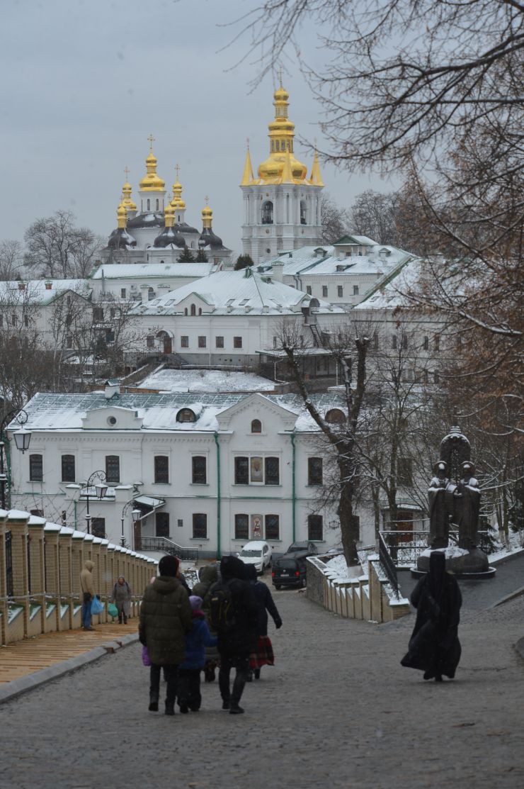 29 березня завершилося перебування УПЦ московського патріархату у найбільшій православній святині України  - Києво-Печерській лаврі. Через порушення монастирем, що діяв тут, умов договору оренди будівель та музейних цінностей Національного заповідника «Києво-Печерська лавра» угоду про безоплатне користування державним майном  розірвано. Після попередження про необхідність звільнити лавру, з обителі її насельники почали вивозити меблі, книги, ікони. З 21 березня на території святині працює комісія, яка проводить  ревізію державного майна і перевіряє збереження культурних цінностей. 