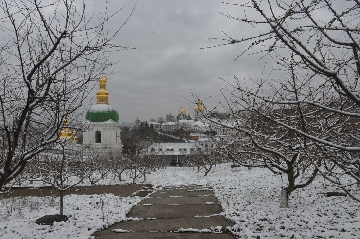 29 березня завершилося перебування УПЦ московського патріархату у найбільшій православній святині України  - Києво-Печерській лаврі. Через порушення монастирем, що діяв тут, умов договору оренди будівель та музейних цінностей Національного заповідника «Києво-Печерська лавра» угоду про безоплатне користування державним майном  розірвано. Після попередження про необхідність звільнити лавру, з обителі її насельники почали вивозити меблі, книги, ікони. З 21 березня на території святині працює комісія, яка проводить  ревізію державного майна і перевіряє збереження культурних цінностей. 