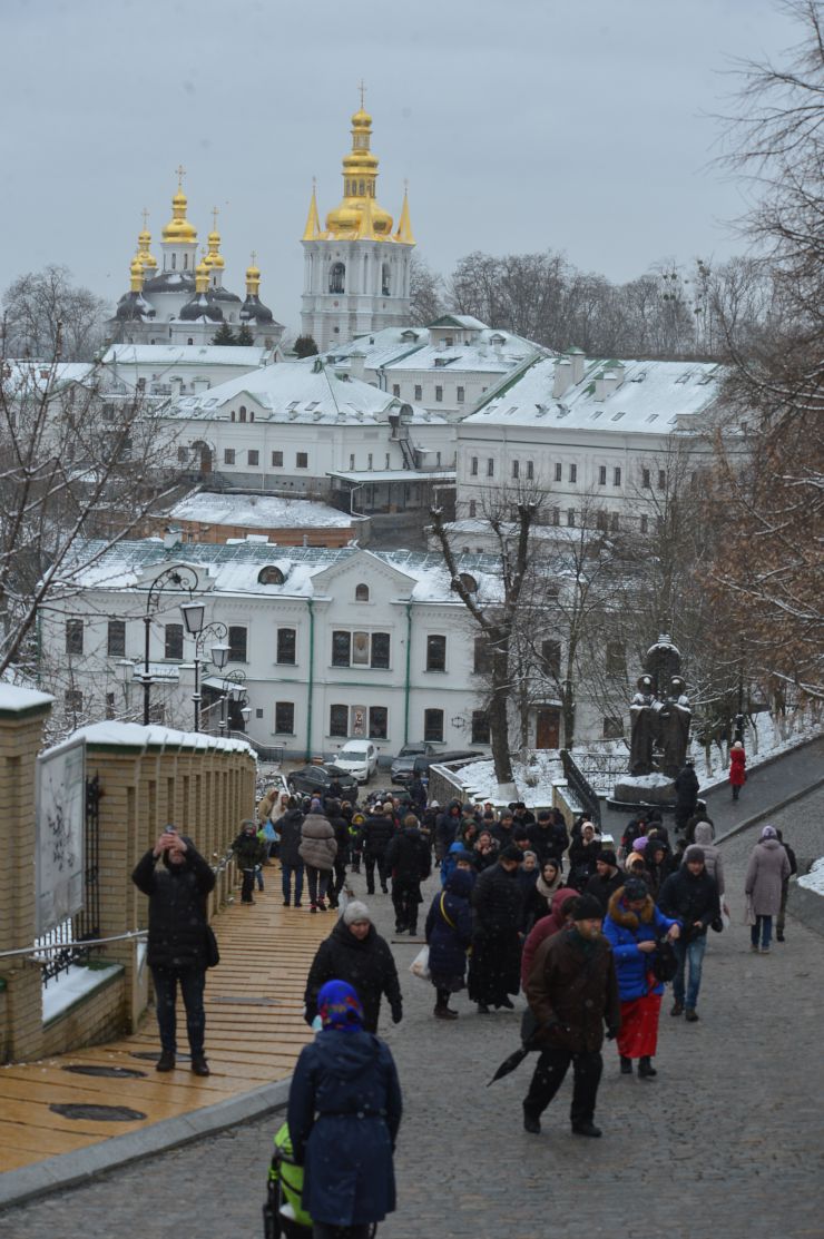 29 березня завершилося перебування УПЦ московського патріархату у найбільшій православній святині України  - Києво-Печерській лаврі. Через порушення монастирем, що діяв тут, умов договору оренди будівель та музейних цінностей Національного заповідника «Києво-Печерська лавра» угоду про безоплатне користування державним майном  розірвано. Після попередження про необхідність звільнити лавру, з обителі її насельники почали вивозити меблі, книги, ікони. З 21 березня на території святині працює комісія, яка проводить  ревізію державного майна і перевіряє збереження культурних цінностей. 