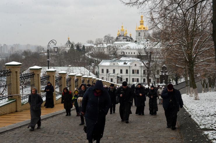 29 березня завершилося перебування УПЦ московського патріархату у найбільшій православній святині України  - Києво-Печерській лаврі. Через порушення монастирем, що діяв тут, умов договору оренди будівель та музейних цінностей Національного заповідника «Києво-Печерська лавра» угоду про безоплатне користування державним майном  розірвано. Після попередження про необхідність звільнити лавру, з обителі її насельники почали вивозити меблі, книги, ікони. З 21 березня на території святині працює комісія, яка проводить  ревізію державного майна і перевіряє збереження культурних цінностей. 