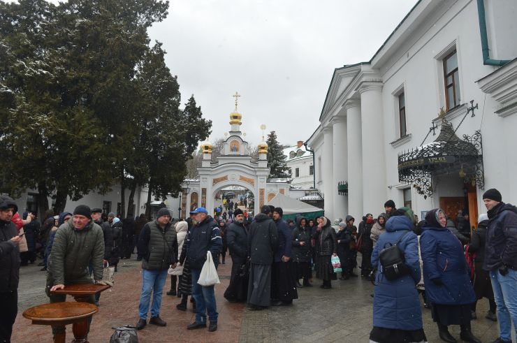 29 березня завершилося перебування УПЦ московського патріархату у найбільшій православній святині України  - Києво-Печерській лаврі. Через порушення монастирем, що діяв тут, умов договору оренди будівель та музейних цінностей Національного заповідника «Києво-Печерська лавра» угоду про безоплатне користування державним майном  розірвано. Після попередження про необхідність звільнити лавру, з обителі її насельники почали вивозити меблі, книги, ікони. З 21 березня на території святині працює комісія, яка проводить  ревізію державного майна і перевіряє збереження культурних цінностей. 