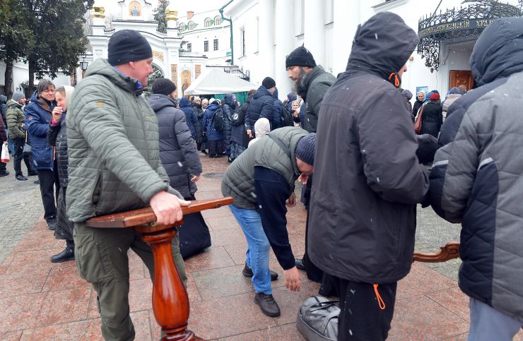 29 березня завершилося перебування УПЦ московського патріархату у найбільшій православній святині України  - Києво-Печерській лаврі. Через порушення монастирем, що діяв тут, умов договору оренди будівель та музейних цінностей Національного заповідника «Києво-Печерська лавра» угоду про безоплатне користування державним майном  розірвано. Після попередження про необхідність звільнити лавру, з обителі її насельники почали вивозити меблі, книги, ікони. З 21 березня на території святині працює комісія, яка проводить  ревізію державного майна і перевіряє збереження культурних цінностей. 