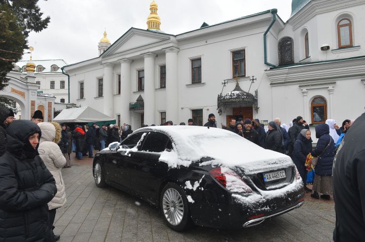 29 березня завершилося перебування УПЦ московського патріархату у найбільшій православній святині України  - Києво-Печерській лаврі. Через порушення монастирем, що діяв тут, умов договору оренди будівель та музейних цінностей Національного заповідника «Києво-Печерська лавра» угоду про безоплатне користування державним майном  розірвано. Після попередження про необхідність звільнити лавру, з обителі її насельники почали вивозити меблі, книги, ікони. З 21 березня на території святині працює комісія, яка проводить  ревізію державного майна і перевіряє збереження культурних цінностей. 