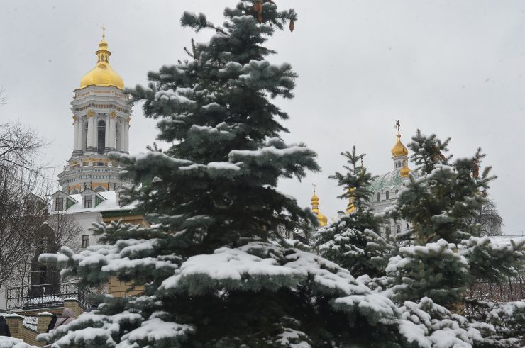 29 березня завершилося перебування УПЦ московського патріархату у найбільшій православній святині України  - Києво-Печерській лаврі. Через порушення монастирем, що діяв тут, умов договору оренди будівель та музейних цінностей Національного заповідника «Києво-Печерська лавра» угоду про безоплатне користування державним майном  розірвано. Після попередження про необхідність звільнити лавру, з обителі її насельники почали вивозити меблі, книги, ікони. З 21 березня на території святині працює комісія, яка проводить  ревізію державного майна і перевіряє збереження культурних цінностей. 