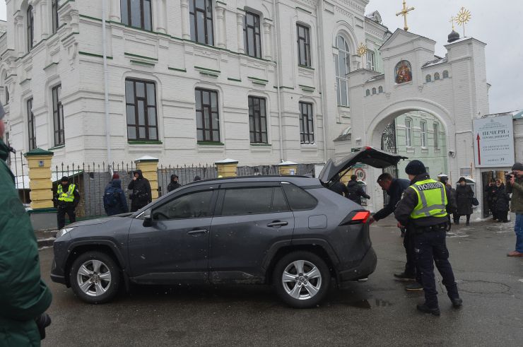 29 березня завершилося перебування УПЦ московського патріархату у найбільшій православній святині України  - Києво-Печерській лаврі. Через порушення монастирем, що діяв тут, умов договору оренди будівель та музейних цінностей Національного заповідника «Києво-Печерська лавра» угоду про безоплатне користування державним майном  розірвано. Після попередження про необхідність звільнити лавру, з обителі її насельники почали вивозити меблі, книги, ікони. З 21 березня на території святині працює комісія, яка проводить  ревізію державного майна і перевіряє збереження культурних цінностей. 