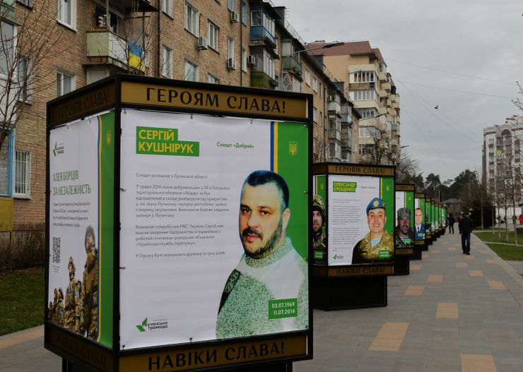 У річницю звільнення Бучі від російських загарбників Президент України Володимир Зеленський узяв участь у вшануванні пам’яті жителів міста, убитих під час російської окупації.Церемонія відбулася біля церкви Святого апостола Андрія Первозванного та всіх святих у Бучі.Разом із Главою Української держави пам’ять загиблих ушанували: Президент Республіки Молдова Мая Санду, Прем’єр-міністр Словацької Республіки Едуард Хегер, Прем’єр-міністр Словенії Роберт Голоб, Прем’єр-міністр Хорватії Андрей Пленкович, Голова Верховної Ради Руслан Стефанчук, Прем’єр-міністр України Денис Шмигаль, керівник Офісу Президента Андрій Єрмак.Присутні встановили лампадки до пам’ятного хреста на місці поховань мирних жителів Бучі, убитих російськими окупантами.Під час церемонії прозвучали імена 77 ідентифікованих осіб, які були поховані у братській могилі біля храму, а також 11 військовослужбовців, полеглих у боях за Бучу.