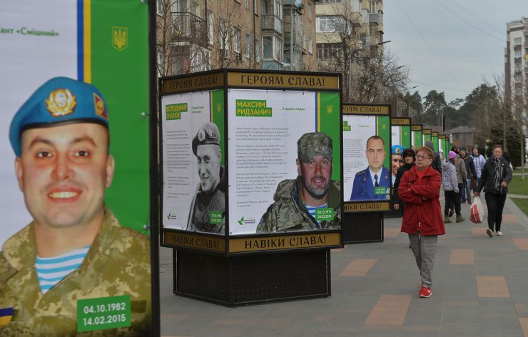 У річницю звільнення Бучі від російських загарбників Президент України Володимир Зеленський узяв участь у вшануванні пам’яті жителів міста, убитих під час російської окупації.Церемонія відбулася біля церкви Святого апостола Андрія Первозванного та всіх святих у Бучі.Разом із Главою Української держави пам’ять загиблих ушанували: Президент Республіки Молдова Мая Санду, Прем’єр-міністр Словацької Республіки Едуард Хегер, Прем’єр-міністр Словенії Роберт Голоб, Прем’єр-міністр Хорватії Андрей Пленкович, Голова Верховної Ради Руслан Стефанчук, Прем’єр-міністр України Денис Шмигаль, керівник Офісу Президента Андрій Єрмак.Присутні встановили лампадки до пам’ятного хреста на місці поховань мирних жителів Бучі, убитих російськими окупантами.Під час церемонії прозвучали імена 77 ідентифікованих осіб, які були поховані у братській могилі біля храму, а також 11 військовослужбовців, полеглих у боях за Бучу.