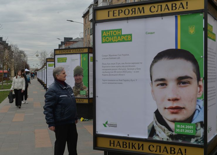 У річницю звільнення Бучі від російських загарбників Президент України Володимир Зеленський узяв участь у вшануванні пам’яті жителів міста, убитих під час російської окупації.Церемонія відбулася біля церкви Святого апостола Андрія Первозванного та всіх святих у Бучі.Разом із Главою Української держави пам’ять загиблих ушанували: Президент Республіки Молдова Мая Санду, Прем’єр-міністр Словацької Республіки Едуард Хегер, Прем’єр-міністр Словенії Роберт Голоб, Прем’єр-міністр Хорватії Андрей Пленкович, Голова Верховної Ради Руслан Стефанчук, Прем’єр-міністр України Денис Шмигаль, керівник Офісу Президента Андрій Єрмак.Присутні встановили лампадки до пам’ятного хреста на місці поховань мирних жителів Бучі, убитих російськими окупантами.Під час церемонії прозвучали імена 77 ідентифікованих осіб, які були поховані у братській могилі біля храму, а також 11 військовослужбовців, полеглих у боях за Бучу.