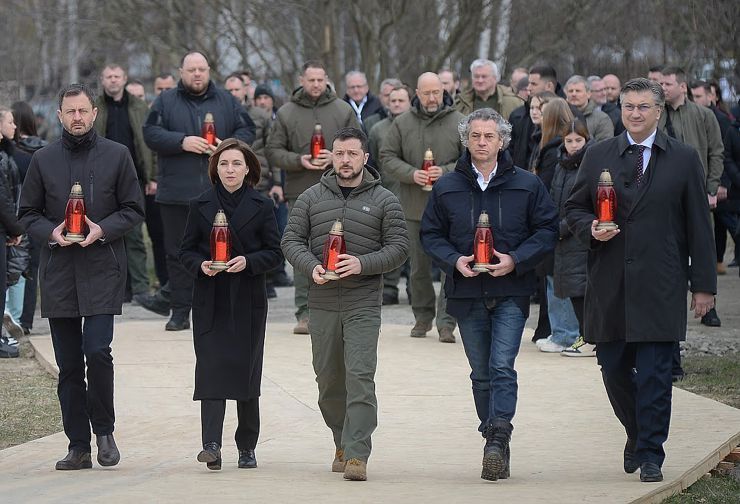 У річницю звільнення Бучі від російських загарбників Президент України Володимир Зеленський узяв участь у вшануванні пам’яті жителів міста, убитих під час російської окупації.Церемонія відбулася біля церкви Святого апостола Андрія Первозванного та всіх святих у Бучі.Разом із Главою Української держави пам’ять загиблих ушанували: Президент Республіки Молдова Мая Санду, Прем’єр-міністр Словацької Республіки Едуард Хегер, Прем’єр-міністр Словенії Роберт Голоб, Прем’єр-міністр Хорватії Андрей Пленкович, Голова Верховної Ради Руслан Стефанчук, Прем’єр-міністр України Денис Шмигаль, керівник Офісу Президента Андрій Єрмак.Присутні встановили лампадки до пам’ятного хреста на місці поховань мирних жителів Бучі, убитих російськими окупантами.Під час церемонії прозвучали імена 77 ідентифікованих осіб, які були поховані у братській могилі біля храму, а також 11 військовослужбовців, полеглих у боях за Бучу.