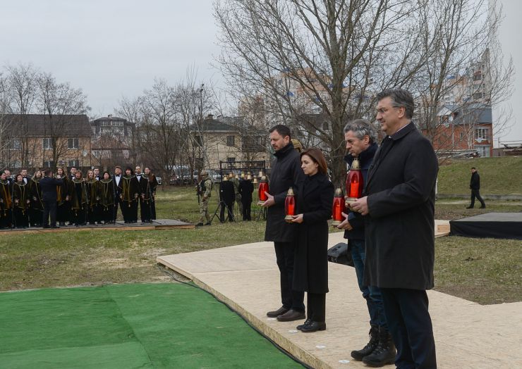 У річницю звільнення Бучі від російських загарбників Президент України Володимир Зеленський узяв участь у вшануванні пам’яті жителів міста, убитих під час російської окупації.Церемонія відбулася біля церкви Святого апостола Андрія Первозванного та всіх святих у Бучі.Разом із Главою Української держави пам’ять загиблих ушанували: Президент Республіки Молдова Мая Санду, Прем’єр-міністр Словацької Республіки Едуард Хегер, Прем’єр-міністр Словенії Роберт Голоб, Прем’єр-міністр Хорватії Андрей Пленкович, Голова Верховної Ради Руслан Стефанчук, Прем’єр-міністр України Денис Шмигаль, керівник Офісу Президента Андрій Єрмак.Присутні встановили лампадки до пам’ятного хреста на місці поховань мирних жителів Бучі, убитих російськими окупантами.Під час церемонії прозвучали імена 77 ідентифікованих осіб, які були поховані у братській могилі біля храму, а також 11 військовослужбовців, полеглих у боях за Бучу.