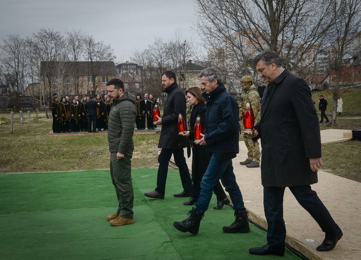 У річницю звільнення Бучі від російських загарбників Президент України Володимир Зеленський узяв участь у вшануванні пам’яті жителів міста, убитих під час російської окупації.Церемонія відбулася біля церкви Святого апостола Андрія Первозванного та всіх святих у Бучі.Разом із Главою Української держави пам’ять загиблих ушанували: Президент Республіки Молдова Мая Санду, Прем’єр-міністр Словацької Республіки Едуард Хегер, Прем’єр-міністр Словенії Роберт Голоб, Прем’єр-міністр Хорватії Андрей Пленкович, Голова Верховної Ради Руслан Стефанчук, Прем’єр-міністр України Денис Шмигаль, керівник Офісу Президента Андрій Єрмак.Присутні встановили лампадки до пам’ятного хреста на місці поховань мирних жителів Бучі, убитих російськими окупантами.Під час церемонії прозвучали імена 77 ідентифікованих осіб, які були поховані у братській могилі біля храму, а також 11 військовослужбовців, полеглих у боях за Бучу.