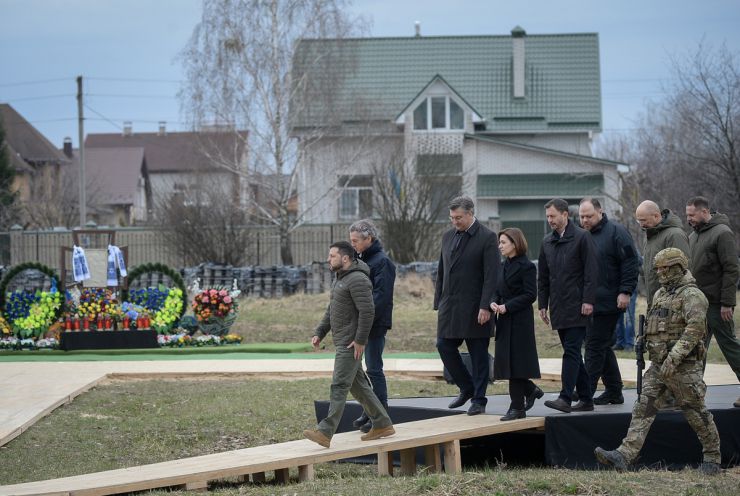 У річницю звільнення Бучі від російських загарбників Президент України Володимир Зеленський узяв участь у вшануванні пам’яті жителів міста, убитих під час російської окупації.Церемонія відбулася біля церкви Святого апостола Андрія Первозванного та всіх святих у Бучі.Разом із Главою Української держави пам’ять загиблих ушанували: Президент Республіки Молдова Мая Санду, Прем’єр-міністр Словацької Республіки Едуард Хегер, Прем’єр-міністр Словенії Роберт Голоб, Прем’єр-міністр Хорватії Андрей Пленкович, Голова Верховної Ради Руслан Стефанчук, Прем’єр-міністр України Денис Шмигаль, керівник Офісу Президента Андрій Єрмак.Присутні встановили лампадки до пам’ятного хреста на місці поховань мирних жителів Бучі, убитих російськими окупантами.Під час церемонії прозвучали імена 77 ідентифікованих осіб, які були поховані у братській могилі біля храму, а також 11 військовослужбовців, полеглих у боях за Бучу.