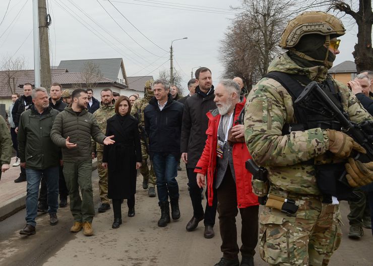 У річницю звільнення Бучі від російських загарбників Президент України Володимир Зеленський узяв участь у вшануванні пам’яті жителів міста, убитих під час російської окупації.Церемонія відбулася біля церкви Святого апостола Андрія Первозванного та всіх святих у Бучі.Разом із Главою Української держави пам’ять загиблих ушанували: Президент Республіки Молдова Мая Санду, Прем’єр-міністр Словацької Республіки Едуард Хегер, Прем’єр-міністр Словенії Роберт Голоб, Прем’єр-міністр Хорватії Андрей Пленкович, Голова Верховної Ради Руслан Стефанчук, Прем’єр-міністр України Денис Шмигаль, керівник Офісу Президента Андрій Єрмак.Присутні встановили лампадки до пам’ятного хреста на місці поховань мирних жителів Бучі, убитих російськими окупантами.Під час церемонії прозвучали імена 77 ідентифікованих осіб, які були поховані у братській могилі біля храму, а також 11 військовослужбовців, полеглих у боях за Бучу.