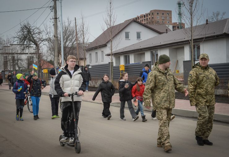 У річницю звільнення Бучі від російських загарбників Президент України Володимир Зеленський узяв участь у вшануванні пам’яті жителів міста, убитих під час російської окупації.Церемонія відбулася біля церкви Святого апостола Андрія Первозванного та всіх святих у Бучі.Разом із Главою Української держави пам’ять загиблих ушанували: Президент Республіки Молдова Мая Санду, Прем’єр-міністр Словацької Республіки Едуард Хегер, Прем’єр-міністр Словенії Роберт Голоб, Прем’єр-міністр Хорватії Андрей Пленкович, Голова Верховної Ради Руслан Стефанчук, Прем’єр-міністр України Денис Шмигаль, керівник Офісу Президента Андрій Єрмак.Присутні встановили лампадки до пам’ятного хреста на місці поховань мирних жителів Бучі, убитих російськими окупантами.Під час церемонії прозвучали імена 77 ідентифікованих осіб, які були поховані у братській могилі біля храму, а також 11 військовослужбовців, полеглих у боях за Бучу.