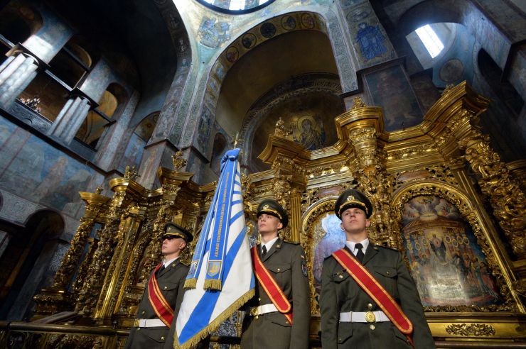 У столиці України в стінах храму Святої Софії Премудрості Божої відбувся перший випуск військових капеланів, які завершили курси підвищення кваліфікації з питань військового капеланства Збройних Сил України. Захід відбувся за участі Предстоятеля Православної Церкви України Блаженнішого Епіфанія, Глави Української Греко-Католицької Церкви Блаженнішого Святослава, заступника Голови Всеукраїнського Союзу Церков євангельських християн-баптистів пастора Сергія Мороза, заступника старшого єпископа Української Євангельської Церкви Івана Русина, старшого пастора Релігійного центру “Рада християнських церков та релігійних організацій “СКИНІЯ” Рустама Фатуллаєва. 

Підготовка тридцяти військових капеланів від п’яти релігійних організацій пройшла на базі Військового інституту Київського національного університету імені Тараса Шевченка. 

Очільники релігійних організацій здійснили освячення почесного стягу Служби військового капеланства ЗСУ Апарату Головнокомандувача ЗСУ та благословили військових капеланів. На церемонії також були  присутні начальник Військового інституту КНУ імені Тараса Шевченка бригадний генерал Анатолій Шевченко, начальник Служби військового капеланства Збройних Сил України Апарату Головнокомандувача Збройних Сил України полковник Олексій Терещук, перший заступник голови державної служби України з етнополітики та свободи совісті Віктор Войналович, інші поважні гості. 
