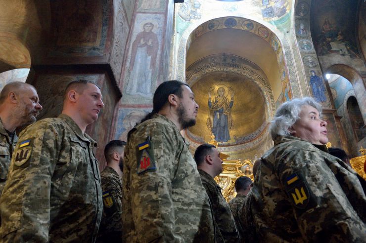 У столиці України в стінах храму Святої Софії Премудрості Божої відбувся перший випуск військових капеланів, які завершили курси підвищення кваліфікації з питань військового капеланства Збройних Сил України. Захід відбувся за участі Предстоятеля Православної Церкви України Блаженнішого Епіфанія, Глави Української Греко-Католицької Церкви Блаженнішого Святослава, заступника Голови Всеукраїнського Союзу Церков євангельських християн-баптистів пастора Сергія Мороза, заступника старшого єпископа Української Євангельської Церкви Івана Русина, старшого пастора Релігійного центру “Рада християнських церков та релігійних організацій “СКИНІЯ” Рустама Фатуллаєва. 

Підготовка тридцяти військових капеланів від п’яти релігійних організацій пройшла на базі Військового інституту Київського національного університету імені Тараса Шевченка. 

Очільники релігійних організацій здійснили освячення почесного стягу Служби військового капеланства ЗСУ Апарату Головнокомандувача ЗСУ та благословили військових капеланів. На церемонії також були  присутні начальник Військового інституту КНУ імені Тараса Шевченка бригадний генерал Анатолій Шевченко, начальник Служби військового капеланства Збройних Сил України Апарату Головнокомандувача Збройних Сил України полковник Олексій Терещук, перший заступник голови державної служби України з етнополітики та свободи совісті Віктор Войналович, інші поважні гості. 
