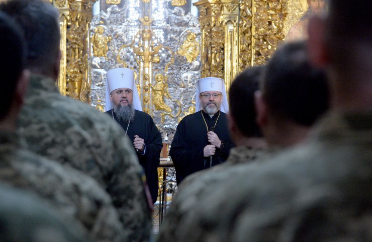 У столиці України в стінах храму Святої Софії Премудрості Божої відбувся перший випуск військових капеланів, які завершили курси підвищення кваліфікації з питань військового капеланства Збройних Сил України. Захід відбувся за участі Предстоятеля Православної Церкви України Блаженнішого Епіфанія, Глави Української Греко-Католицької Церкви Блаженнішого Святослава, заступника Голови Всеукраїнського Союзу Церков євангельських християн-баптистів пастора Сергія Мороза, заступника старшого єпископа Української Євангельської Церкви Івана Русина, старшого пастора Релігійного центру “Рада християнських церков та релігійних організацій “СКИНІЯ” Рустама Фатуллаєва. 

Підготовка тридцяти військових капеланів від п’яти релігійних організацій пройшла на базі Військового інституту Київського національного університету імені Тараса Шевченка. 

Очільники релігійних організацій здійснили освячення почесного стягу Служби військового капеланства ЗСУ Апарату Головнокомандувача ЗСУ та благословили військових капеланів. На церемонії також були  присутні начальник Військового інституту КНУ імені Тараса Шевченка бригадний генерал Анатолій Шевченко, начальник Служби військового капеланства Збройних Сил України Апарату Головнокомандувача Збройних Сил України полковник Олексій Терещук, перший заступник голови державної служби України з етнополітики та свободи совісті Віктор Войналович, інші поважні гості. 
