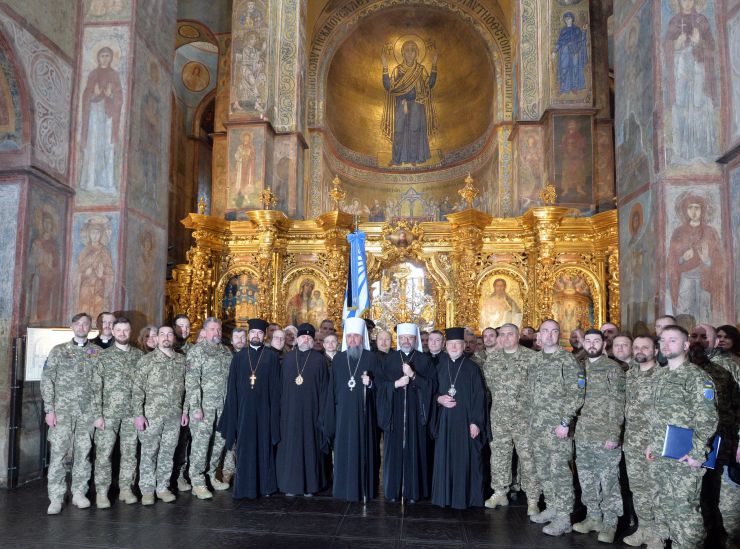 У столиці України в стінах храму Святої Софії Премудрості Божої відбувся перший випуск військових капеланів, які завершили курси підвищення кваліфікації з питань військового капеланства Збройних Сил України. Захід відбувся за участі Предстоятеля Православної Церкви України Блаженнішого Епіфанія, Глави Української Греко-Католицької Церкви Блаженнішого Святослава, заступника Голови Всеукраїнського Союзу Церков євангельських християн-баптистів пастора Сергія Мороза, заступника старшого єпископа Української Євангельської Церкви Івана Русина, старшого пастора Релігійного центру “Рада християнських церков та релігійних організацій “СКИНІЯ” Рустама Фатуллаєва. 

Підготовка тридцяти військових капеланів від п’яти релігійних організацій пройшла на базі Військового інституту Київського національного університету імені Тараса Шевченка. 

Очільники релігійних організацій здійснили освячення почесного стягу Служби військового капеланства ЗСУ Апарату Головнокомандувача ЗСУ та благословили військових капеланів. На церемонії також були  присутні начальник Військового інституту КНУ імені Тараса Шевченка бригадний генерал Анатолій Шевченко, начальник Служби військового капеланства Збройних Сил України Апарату Головнокомандувача Збройних Сил України полковник Олексій Терещук, перший заступник голови державної служби України з етнополітики та свободи совісті Віктор Войналович, інші поважні гості. 
