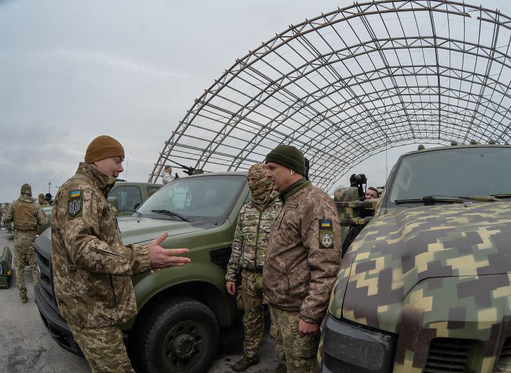 У Гостомелі відбулися військові навчання мобільних вогневих груп ППО. До їхнього складу увійшли передані Збройним Силам України 10 позашляховиків від благодійного проекту ГЕРОЙCAR. Бойове поповнення, що надійшло завдяки ініціативі 