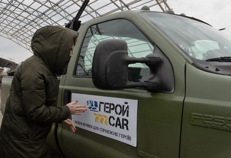 У Гостомелі відбулися військові навчання мобільних вогневих груп ППО. До їхнього складу увійшли передані Збройним Силам України 10 позашляховиків від благодійного проекту ГЕРОЙCAR. Бойове поповнення, що надійшло завдяки ініціативі 