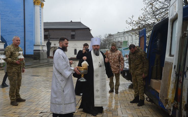 Освячені у Михайлівському Зотоверхому 20 тисяч  пасок, передадуть бійцям
Впродовж кількох днів у Михайлівському Золотоверхому соборі, що в центрі Києва, Блаженнійший митрополит Київський і всієї України Епіфаній освячує паски для бійців ЗСУ. Після загальної молитви Предстоятеля ПЦУ, архієпископа Вишгородського Агапіта, капеланів, військовослужбовців Національної гвардії України, благодійників та вірян, великодні хліба вантажівками везуть на передову. Загалом для захисників у Михайлівському Золотоверхому освячено 20 тисяч пасок. До кожної упаковки прикріплено побажання бійцям – «Хай Господь вас береже».   
