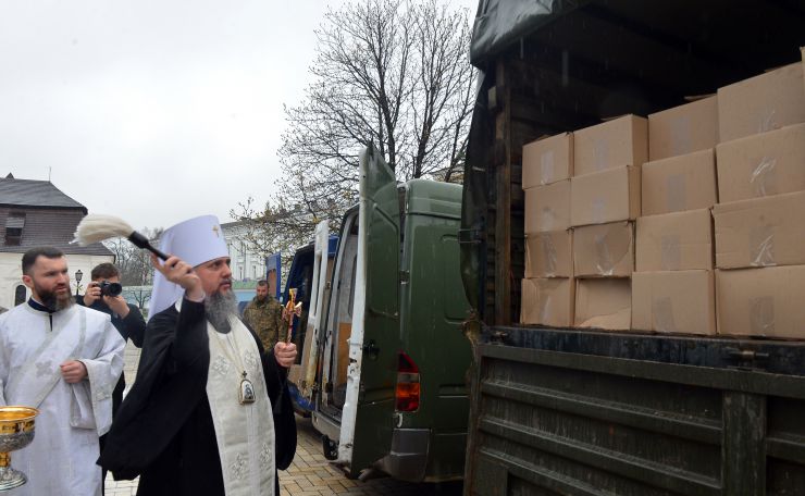 Освячені у Михайлівському Зотоверхому 20 тисяч  пасок, передадуть бійцям
Впродовж кількох днів у Михайлівському Золотоверхому соборі, що в центрі Києва, Блаженнійший митрополит Київський і всієї України Епіфаній освячує паски для бійців ЗСУ. Після загальної молитви Предстоятеля ПЦУ, архієпископа Вишгородського Агапіта, капеланів, військовослужбовців Національної гвардії України, благодійників та вірян, великодні хліба вантажівками везуть на передову. Загалом для захисників у Михайлівському Золотоверхому освячено 20 тисяч пасок. До кожної упаковки прикріплено побажання бійцям – «Хай Господь вас береже».   
