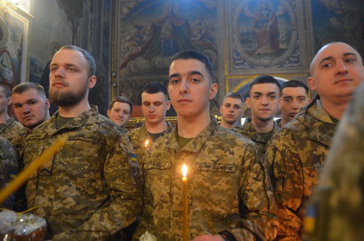 Освячені у Михайлівському Зотоверхому 20 тисяч  пасок, передадуть бійцям
Впродовж кількох днів у Михайлівському Золотоверхому соборі, що в центрі Києва, Блаженнійший митрополит Київський і всієї України Епіфаній освячує паски для бійців ЗСУ. Після загальної молитви Предстоятеля ПЦУ, архієпископа Вишгородського Агапіта, капеланів, військовослужбовців Національної гвардії України, благодійників та вірян, великодні хліба вантажівками везуть на передову. Загалом для захисників у Михайлівському Золотоверхому освячено 20 тисяч пасок. До кожної упаковки прикріплено побажання бійцям – «Хай Господь вас береже».   
