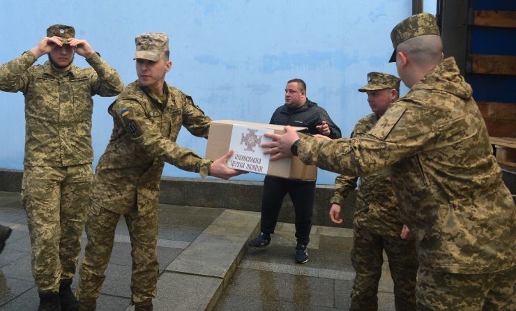 Освячені у Михайлівському Зотоверхому 20 тисяч  пасок, передадуть бійцям
Впродовж кількох днів у Михайлівському Золотоверхому соборі, що в центрі Києва, Блаженнійший митрополит Київський і всієї України Епіфаній освячує паски для бійців ЗСУ. Після загальної молитви Предстоятеля ПЦУ, архієпископа Вишгородського Агапіта, капеланів, військовослужбовців Національної гвардії України, благодійників та вірян, великодні хліба вантажівками везуть на передову. Загалом для захисників у Михайлівському Золотоверхому освячено 20 тисяч пасок. До кожної упаковки прикріплено побажання бійцям – «Хай Господь вас береже».   
