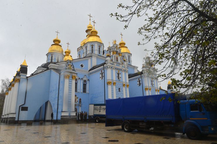 Освячені у Михайлівському Зотоверхому 20 тисяч  пасок, передадуть бійцям
Впродовж кількох днів у Михайлівському Золотоверхому соборі, що в центрі Києва, Блаженнійший митрополит Київський і всієї України Епіфаній освячує паски для бійців ЗСУ. Після загальної молитви Предстоятеля ПЦУ, архієпископа Вишгородського Агапіта, капеланів, військовослужбовців Національної гвардії України, благодійників та вірян, великодні хліба вантажівками везуть на передову. Загалом для захисників у Михайлівському Золотоверхому освячено 20 тисяч пасок. До кожної упаковки прикріплено побажання бійцям – «Хай Господь вас береже».   
