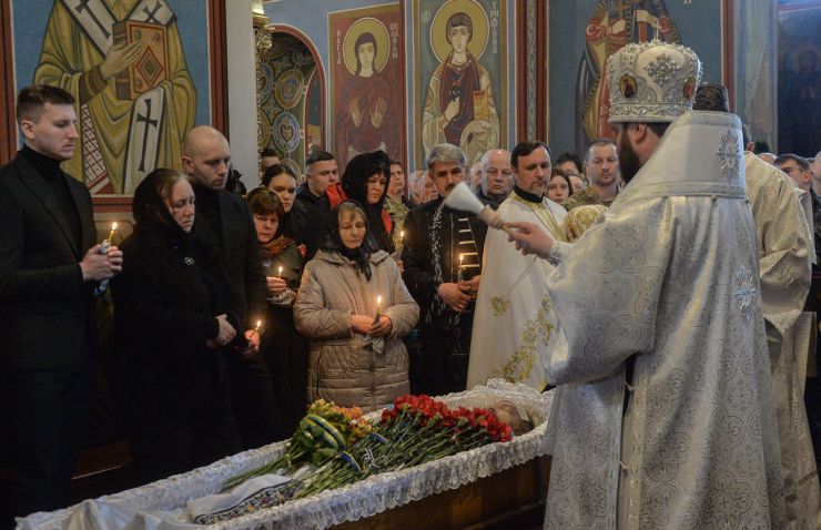 У Києві попрощалися з народним депутатом України 8 скликання, військовим 68 окремої єгерської бригади Олегом Барною. Разом із Барною попрощалися і з його командиром Валерієм Дороховим. У складі штурмової групи Барна та Дорохов загинули під час виконання завдання в Донецькій області.