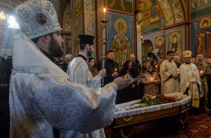 У Києві попрощалися з народним депутатом України 8 скликання, військовим 68 окремої єгерської бригади Олегом Барною. Разом із Барною попрощалися і з його командиром Валерієм Дороховим. У складі штурмової групи Барна та Дорохов загинули під час виконання завдання в Донецькій області.