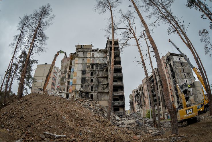 В Ірпені триває демонтаж двох висоток на вулиці Северинівській.  Ці будинки потрапили під мінометний обстріл під час повномасштабного вторгнення російських військ в Україну. Згодом запропонують новий проект будівництва з дотриманням нових державних будівельних норм.

Після демонтажу восьми поверхів будинку за адресою вул. Северинівська, 158 захисну конструкцію з бетонних блоків графіті британського вуличного художника Бенксі прибрали. Тепер для збереження його цілісності зображення візьмуть у металевий каркас та виріжуть.

За даними міської влади, в Ірпені вже знесли 60 приватних житлових будинків, які були зруйновані під час бойових дій та обстрілів російських окупантів. На цих територіях також повністю вивезли будівельне сміття.
