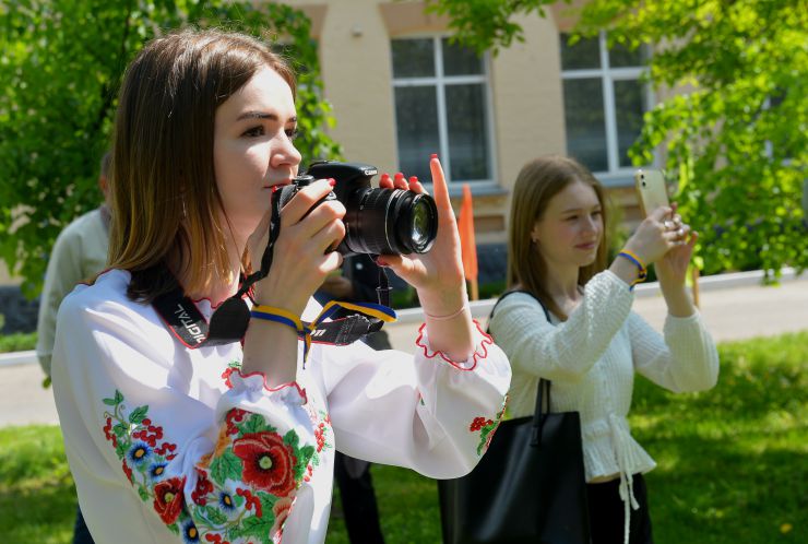 Близько 50 виконавців та творчих колективів взяли участь у фестивалі «Непереможна Україна», що відбувся на Київшині у Немішаївському фаховому коледжі НУБіП. Глядачам подарували прекрасні емоції досвідчені та зовсім юні артисти из Києва, Білої Церкви, Немішаєвого, Клавдієвого, Микуличів, Мощуна,  Макарова та Бородянки. Організатори фестивалю наголошували на його благочинній меті – під час заходу збирали кошти на допомогу ЗСУ.  Передусім поклали квіти до «Стели Пам’яті і Незламності Українського Народу», а потім запросили на сцену родини працівників коледжу, які  зі зброєю в руках бронять рідну землю. 