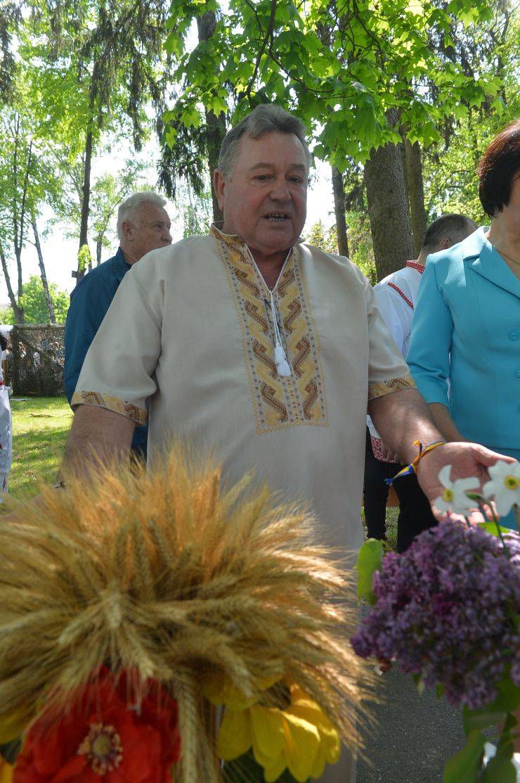 Близько 50 виконавців та творчих колективів взяли участь у фестивалі «Непереможна Україна», що відбувся на Київшині у Немішаївському фаховому коледжі НУБіП. Глядачам подарували прекрасні емоції досвідчені та зовсім юні артисти из Києва, Білої Церкви, Немішаєвого, Клавдієвого, Микуличів, Мощуна,  Макарова та Бородянки. Організатори фестивалю наголошували на його благочинній меті – під час заходу збирали кошти на допомогу ЗСУ.  Передусім поклали квіти до «Стели Пам’яті і Незламності Українського Народу», а потім запросили на сцену родини працівників коледжу, які  зі зброєю в руках бронять рідну землю. 
Директор закладу Володимир Альохін 