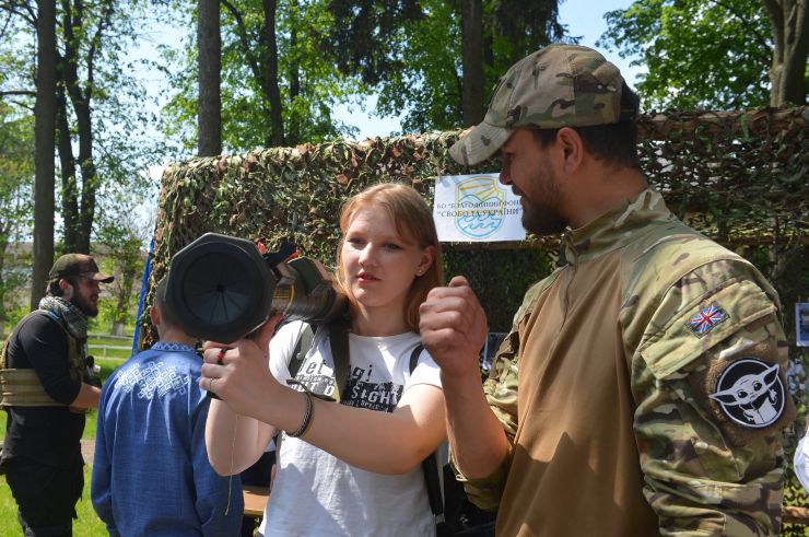 Близько 50 виконавців та творчих колективів взяли участь у фестивалі «Непереможна Україна», що відбувся на Київшині у Немішаївському фаховому коледжі НУБіП. Глядачам подарували прекрасні емоції досвідчені та зовсім юні артисти из Києва, Білої Церкви, Немішаєвого, Клавдієвого, Микуличів, Мощуна,  Макарова та Бородянки. Організатори фестивалю наголошували на його благочинній меті – під час заходу збирали кошти на допомогу ЗСУ.  Передусім поклали квіти до «Стели Пам’яті і Незламності Українського Народу», а потім запросили на сцену родини працівників коледжу, які  зі зброєю в руках бронять рідну землю. 