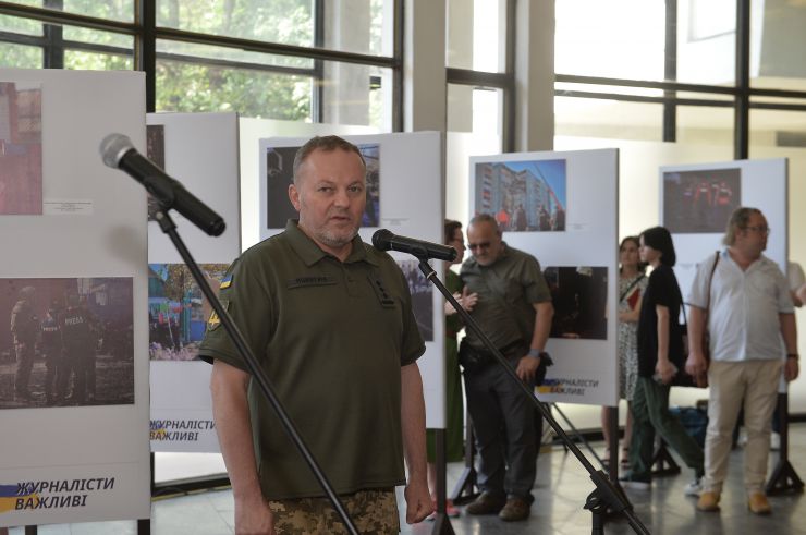 У вестибюлі станції Київського метрополітену 