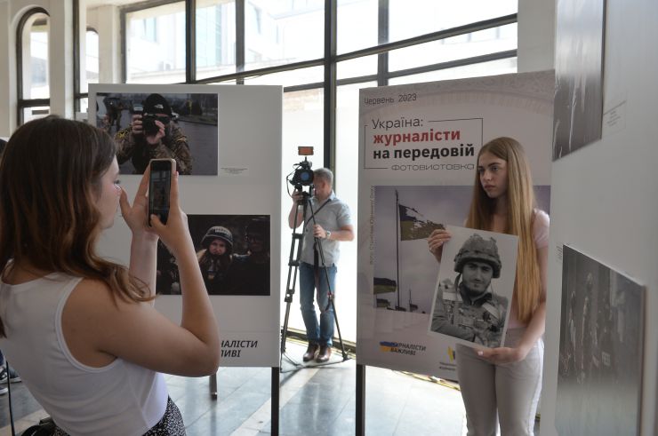 У вестибюлі станції Київського метрополітену 