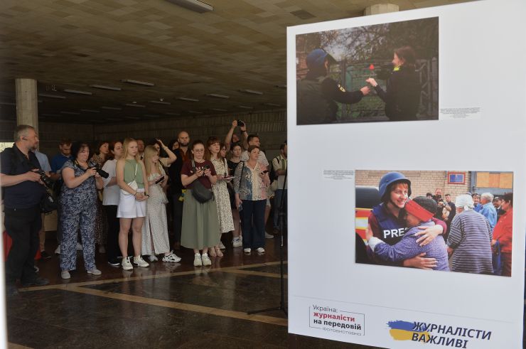 У вестибюлі станції Київського метрополітену 