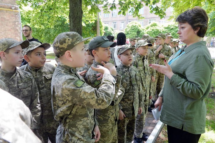 У ліцеї- інтернаті № 23 «Кадетський корпус» імені Володимира Великого відбулась традиційна військово – патріотична гра «Крокуємо до Перемоги».   Витривалість, спритність та вправність демонстрували 8 команд ліцеїстів. 
Діти змагалися у складанні, розкладанні АК, з вогневої підготовки, топографії, наданні першої домедичної допомоги. Також  на швидкість розкладали: польову ватру, намет, складали рюкзак, знешкодили мінне поле, стали вправними зв’язківцями та кінологами. А у фіналі всіх почастувала справжня польова кухня. 
Військово-патріотична гра «Крокуємо до Перемоги» відбулась за участі: військовослужбовців 101 - ї окремої бригади охорони Генерального Штабу  Збройних Сил України; військовослужбовців Національної гвардії України; Сил територіальної оборони; Волонтерського руху «БДЖІЛКИ», товариства Червоного Хреста України, Кінологічної служби поліції. 
