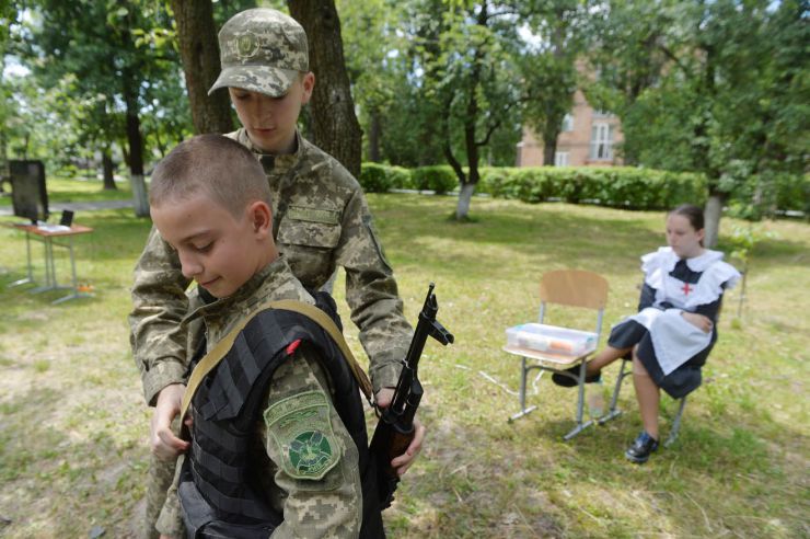 У ліцеї- інтернаті № 23 «Кадетський корпус» імені Володимира Великого відбулась традиційна військово – патріотична гра «Крокуємо до Перемоги».   Витривалість, спритність та вправність демонстрували 8 команд ліцеїстів. 
Діти змагалися у складанні, розкладанні АК, з вогневої підготовки, топографії, наданні першої домедичної допомоги. Також  на швидкість розкладали: польову ватру, намет, складали рюкзак, знешкодили мінне поле, стали вправними зв’язківцями та кінологами. А у фіналі всіх почастувала справжня польова кухня. 
Військово-патріотична гра «Крокуємо до Перемоги» відбулась за участі: військовослужбовців 101 - ї окремої бригади охорони Генерального Штабу  Збройних Сил України; військовослужбовців Національної гвардії України; Сил територіальної оборони; Волонтерського руху «БДЖІЛКИ», товариства Червоного Хреста України, Кінологічної служби поліції. 
