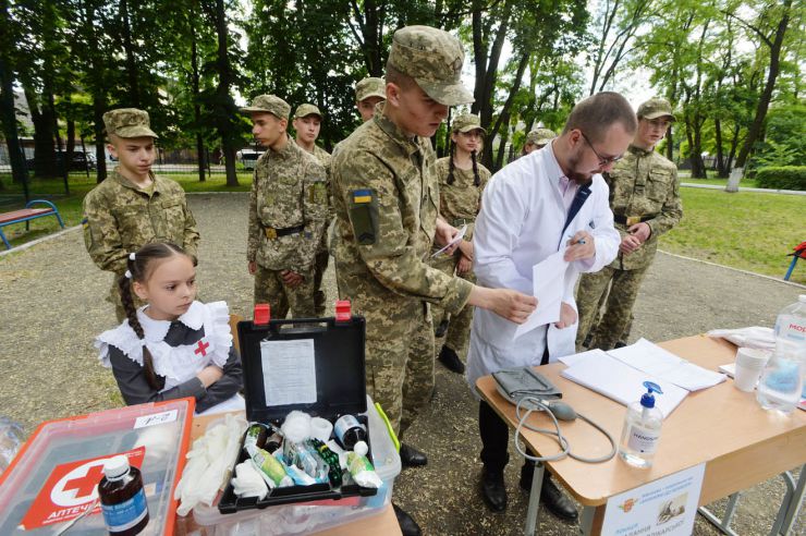 У ліцеї- інтернаті № 23 «Кадетський корпус» імені Володимира Великого відбулась традиційна військово – патріотична гра «Крокуємо до Перемоги».   Витривалість, спритність та вправність демонстрували 8 команд ліцеїстів. 
Діти змагалися у складанні, розкладанні АК, з вогневої підготовки, топографії, наданні першої домедичної допомоги. Також  на швидкість розкладали: польову ватру, намет, складали рюкзак, знешкодили мінне поле, стали вправними зв’язківцями та кінологами. А у фіналі всіх почастувала справжня польова кухня. 
Військово-патріотична гра «Крокуємо до Перемоги» відбулась за участі: військовослужбовців 101 - ї окремої бригади охорони Генерального Штабу  Збройних Сил України; військовослужбовців Національної гвардії України; Сил територіальної оборони; Волонтерського руху «БДЖІЛКИ», товариства Червоного Хреста України, Кінологічної служби поліції. 
