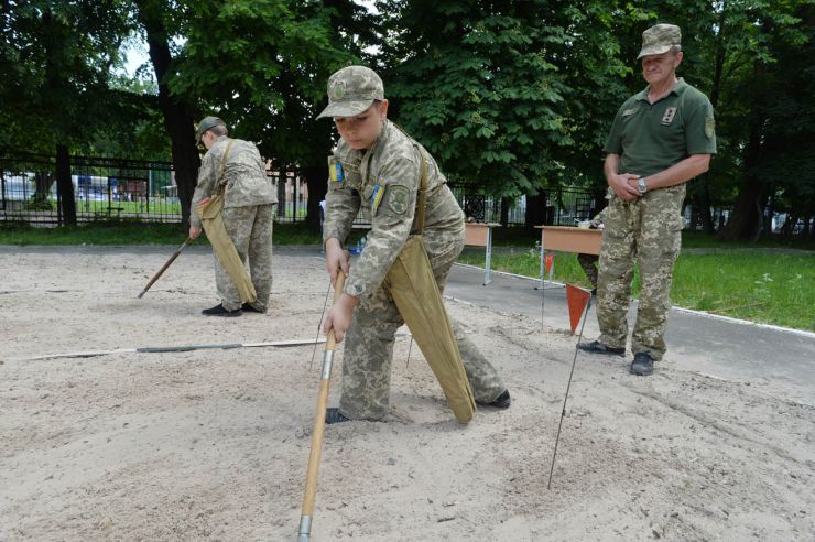 У ліцеї- інтернаті № 23 «Кадетський корпус» імені Володимира Великого відбулась традиційна військово – патріотична гра «Крокуємо до Перемоги».   Витривалість, спритність та вправність демонстрували 8 команд ліцеїстів. 
Діти змагалися у складанні, розкладанні АК, з вогневої підготовки, топографії, наданні першої домедичної допомоги. Також  на швидкість розкладали: польову ватру, намет, складали рюкзак, знешкодили мінне поле, стали вправними зв’язківцями та кінологами. А у фіналі всіх почастувала справжня польова кухня. 
Військово-патріотична гра «Крокуємо до Перемоги» відбулась за участі: військовослужбовців 101 - ї окремої бригади охорони Генерального Штабу  Збройних Сил України; військовослужбовців Національної гвардії України; Сил територіальної оборони; Волонтерського руху «БДЖІЛКИ», товариства Червоного Хреста України, Кінологічної служби поліції. 
