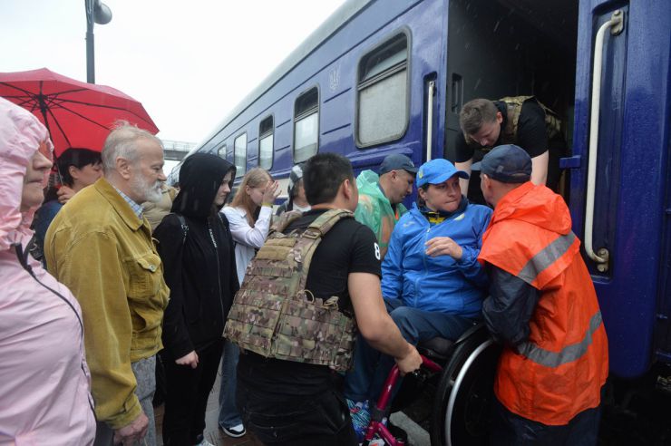 На Херсонщині сьомий день триває ліквідація наслідків і евакуація населення після підриву росіянами Каховської ГЕС 6 червня. Вода поступово відступає. Не відступає вогонь. Окупанти обстрілюють Херсон з артилерійських знарядь, прекрасно розуміючи, що в місті триває операція з порятунку та евакуації людей із затоплених районів міста. Волонтери, рятувальники і пожежники працюють на грані сил і можливостей. Частина Херсону залишається знеструмленою і без газопостачання. Регіони України та волонтерські організації продовжують передавати мешканцям Херсонщини гуманітарну допомогу. Попри всю жахливість ситуації місцеві мешканці не втрачають надію і почуття гумору. У Херсоні бачили чоловіка, який у ластах та гідрокостюмі плавав серед затоплених будинків. 