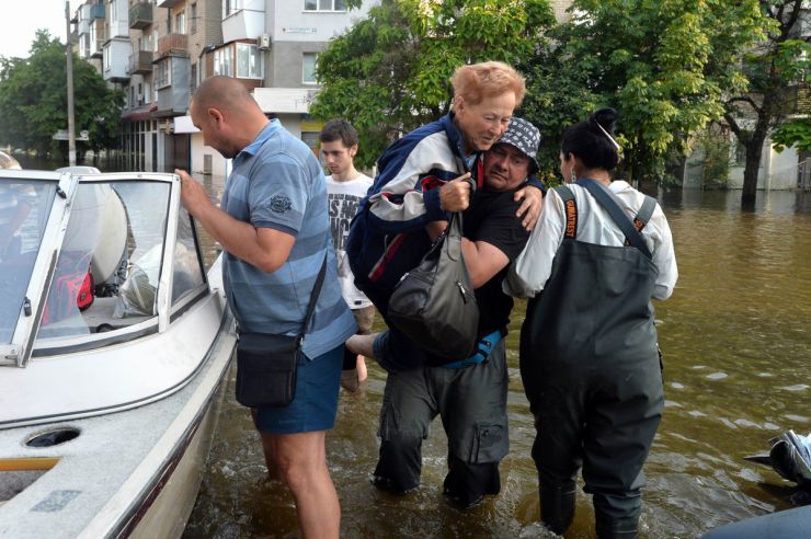 На Херсонщині сьомий день триває ліквідація наслідків і евакуація населення після підриву росіянами Каховської ГЕС 6 червня. Вода поступово відступає. Не відступає вогонь. Окупанти обстрілюють Херсон з артилерійських знарядь, прекрасно розуміючи, що в місті триває операція з порятунку та евакуації людей із затоплених районів міста. Волонтери, рятувальники і пожежники працюють на грані сил і можливостей. Частина Херсону залишається знеструмленою і без газопостачання. Регіони України та волонтерські організації продовжують передавати мешканцям Херсонщини гуманітарну допомогу. Попри всю жахливість ситуації місцеві мешканці не втрачають надію і почуття гумору. У Херсоні бачили чоловіка, який у ластах та гідрокостюмі плавав серед затоплених будинків. Херсон. Жінку евакуювали з району затоплення.