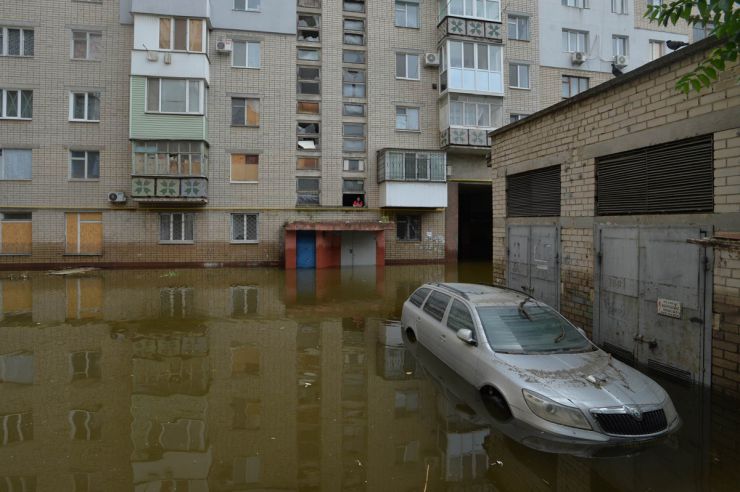 На Херсонщині сьомий день триває ліквідація наслідків і евакуація населення після підриву росіянами Каховської ГЕС 6 червня. Вода поступово відступає. Не відступає вогонь. Окупанти обстрілюють Херсон з артилерійських знарядь, прекрасно розуміючи, що в місті триває операція з порятунку та евакуації людей із затоплених районів міста. Волонтери, рятувальники і пожежники працюють на грані сил і можливостей. Частина Херсону залишається знеструмленою і без газопостачання. Регіони України та волонтерські організації продовжують передавати мешканцям Херсонщини гуманітарну допомогу. Попри всю жахливість ситуації місцеві мешканці не втрачають надію і почуття гумору. У Херсоні бачили чоловіка, який у ластах та гідрокостюмі плавав серед затоплених будинків. 