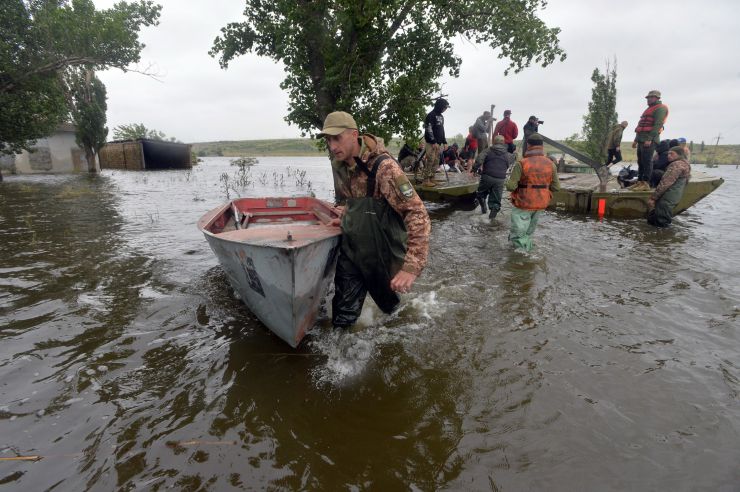 Як повідомляє місцева влада, станом на 14 червня 2023 року рівень води в річці Інгулець у Снігурівській громаді Миколаївської області впав на 2 м 78 см, але село Афанасіївка досі у водяному полоні. Відновлюється електропостачання, продовжується доставка продуктів харчування, питної води та засобів гігієни до підтоплених населенних пунктів, люди повертаються додому. Там, де рівень води знизився, відповідні комісії розпочинають роботу з фіксації завданої шкоди. А на початку підтоплення загалом з села Афанасіївка рятувальниками евакуювали 75 дорослих та дітей. Також військові допомагали вивозити й корів.